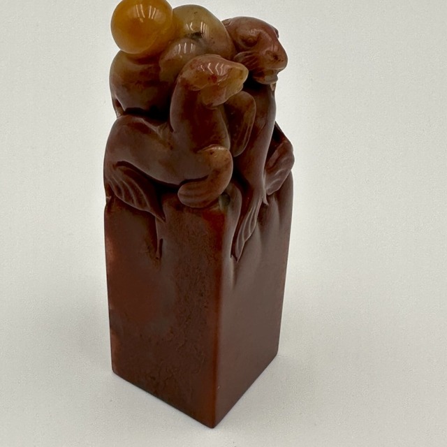 寿山石逸品ラオス人気ある人物春游印鑑ラオス石人物高浮き彫りは贈り物を収集します 高さ：9ｃｍ 幅：2.5ｃｍ ：2.5㎝ Ada11669-578 : 古印材1寸角鈕付：ラオス石（寿山石代替） 高級 古材 凍